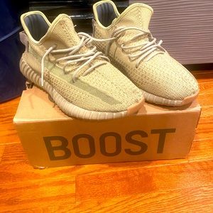 Brand new never worn men’s Yeezy Boost 350 V2